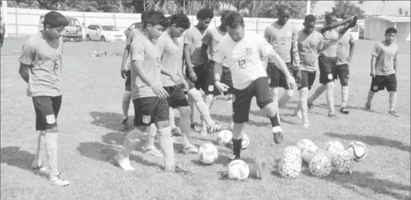  ??  ?? Kristian Heames, coach of the Finland based FF Jaro club going through a drill with members with the National u17 squad during the Scouting and Assessment programme yesterday at the No. #5 ground in West Coast Berbice