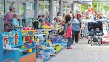  ?? FOTO: BIANKA ROITH ?? Perfektes Wetter lockte am Samstag viele Interessie­rte auf den Kinderfloh­markt.