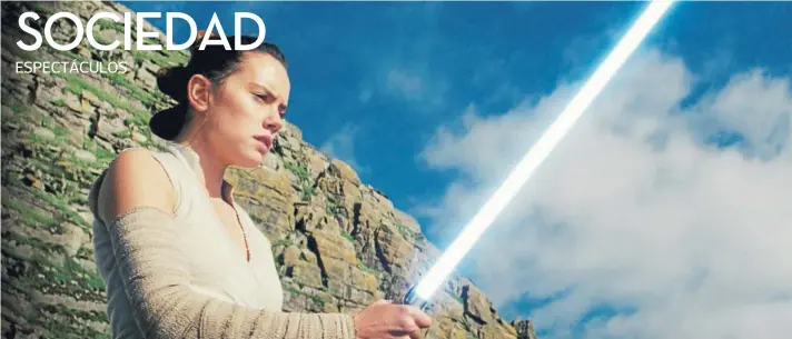  ??  ?? ► Rey (Daisy Ridley) recurre a Luke Skywalker (Mark Hamill) para dominar sus habilidade­s.