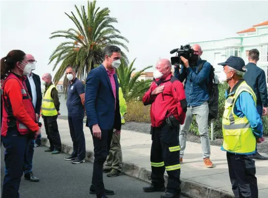  ?? EFE ?? Pedro Sánchez, ayer, durante su octava visita a la isla de La Palma desde que erupcionó el volcán de Cumbre Vieja