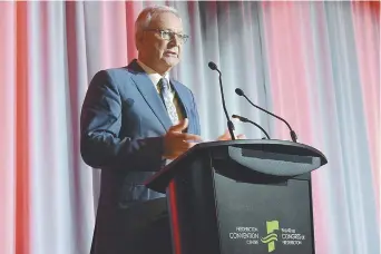  ??  ?? Le premier ministre Blaine Higgs lors de son discours au Sommet de l’éducation. - Acadie Nouvelle: Mathieu Roy-Comeau