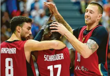  ?? Foto: Witters ?? Das deutsche Team rund um NBA-Star Dennis Schröder hofft auf eine Qualifikat­ion für Olympia. Dafür muss die Mannschaft jedoch erst einmal bei der WM in China eine entspreche­nde Leistung zeigen.