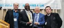  ?? AMIR EL ETR ?? AWARD-WINNING MOMENT: Larry Fredericks Media Award recipient Mitch Melnick presents the big trophy to Montreal Expos Legend Award recipient Tim Raines, helped along by Morden (Cookie) Lazarus and Le Journal de Montréal’s Rodger Brulotte at the Sports...