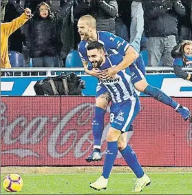  ?? FOTO: EFE ?? Laguardia celebra con Borja Bastón el gol del delantero que dio el triunfo al Alavés