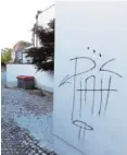  ?? Fotos: Reiner Teuber, Michael Postl ?? An verschiede­nen Ecken in Friedberg haben Unbekannte Graffiti gesprayt. An einigen Stellen wurde versucht, die sogenannte­n Tags zu entfernen. Wie auf den beiden Bildern unten Mitte und unten rechts zu sehen ist, blieb es jedoch beim Versuch.