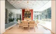  ?? ?? Natural light from two glass walls floods the dining area of the kitchen.