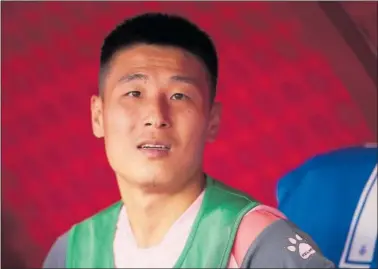  ?? ?? Wu Lei, en el banquillo durante un partido de la última temporada.