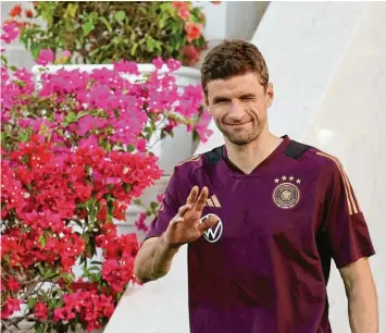  ?? Foto: Christian Charisius, dpa ?? Thomas Müller und der bunte Blumenschm­uck im DFB-Basecamp zeigen es an: Rechtzeiti­g zum Turniersta­rt meldet sich der WM-Torjäger wieder fit.