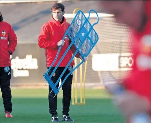  ??  ?? EN EL CÉSPED. Pese a que no se sentará en el banquillo el próximo domingo, Marcelino prepara el partido en Paterna