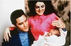  ?? Foto: UPI, dpa ?? 1. Februar Die einzige Tochter von Elvis und Priscilla Presley, Lisa Marie, kommt in Mem phis auf die Welt. Mit einer großen TV Show startet Elvis dann am 3. Dezember ein fulmi nantes Comeback.