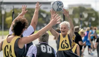  ?? PHOTO: IAIN McGREGOR/STUFF ?? Golden Oldies netball at Hagley Park. The internatio­nal event was for players of 35 and older in various sports codes.