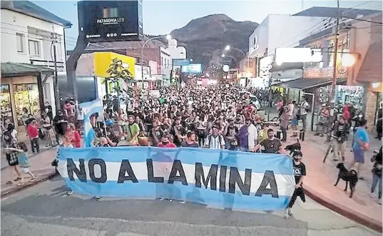  ?? Extremo Sur ?? Una multitud marcha contra la megaminerí­a en Esquel, uno de los mayores focos de protesta en Chubut