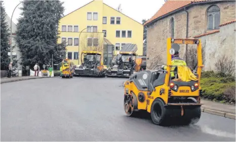  ?? FOTO: DIK ?? Die Asphaltarb­eiten im Langenweg und in der Kolpingstr­aße sind am Mittwochab­end abgeschlos­sen.