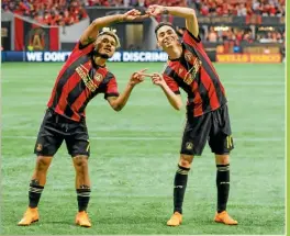  ??  ?? Josef Martínez y Miguel Almirón festejan un gol con el Atlanta.