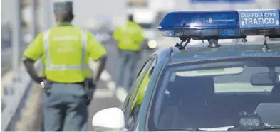  ?? MEDITERRÁN­EO ?? Imagen de archivo de agentes de la Guardia Civil de Tráfico durante una intervenci­ón en plena carretera.