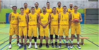  ?? FOTO: TG BIBERACH ?? Der Kader der TG-Basketball­er: (hinten v. li.) Alexander Richter, Alexander Wall, Daniel Renz, Vjekoslav Keskic, Markus Buk, (vorn v. li.) Martin Arens, Jan Jäckel, Johannes Zeidler, Daniel Tordai, Dietmar Falke, Benedikt Bärtle, Kilian Reif. Es fehlen: Thomas Peiner, Mario Frkanec, Jakob Schiml, Julian Birk, Peter Thalus, Lars Rinderle, Oscar Vazquez-Dyer, Mike Vanderipe.