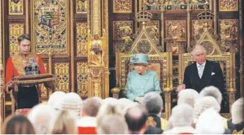  ??  ?? ►
La Reina Isabel II y el Príncipe Carlos, ayer, en en el Palacio de Westminste­r.