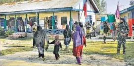  ?? WASEEM ANDRABI/HT ?? Women arrive to cast their vote in Srinagar on Monday