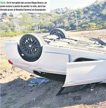  ??  ?? Voló. En el terraplén del acceso Diego Rivera, un joven estuvo a punto de perder la vida, pero fue llevado grave al Hospital General en Guanajuato.