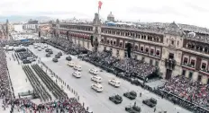  ??  ?? Hoy, los diversos contingent­es siguen marchando frente a Palacio Nacional.