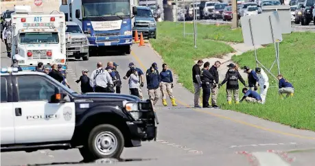  ?? [AP PHOTO] ?? Officials continue to investigat­e the scene where a suspect in a series of bombing attacks in Austin blew himself up as authoritie­s closed in on Wednesday in Round Rock, Texas.