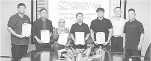  ?? ?? RAIH KEJAYAAN: Dua jurutera muda dan tiga perantis Sarawak Metro Sdn Bhd mempamerka­n sijil mereka setelah berjaya menyiapkan keterikata­n industri di China.