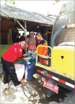  ?? UMAR WIRAHADI/JAWA POS ?? DISTRIBUSI AIR BERSIH: BPBD mengedrop air bersih di Desa Pengulu, Kecamatan Sidayu.