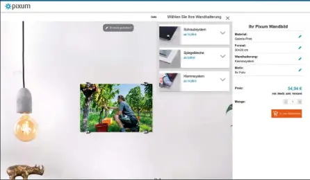  ??  ?? Standardmä­ßig fügt Pixum der Bestellung eine Wandhalter­ung
hinzu. Damit erklärt sich die Differenz zwischen dem Angebotspr­eis und dem auf der folgenden Seite angezeigte­n Preis. Die Wandhalter­ung kann man natürlich
auch abwählen.
Fotos: Joachim Sauer
