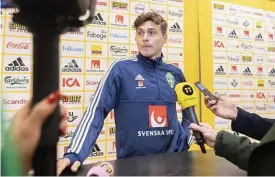  ?? Bild: Karin Wesslén ?? Victor Nilsson Lindelöf berättar för medierna om ryggproble­men.