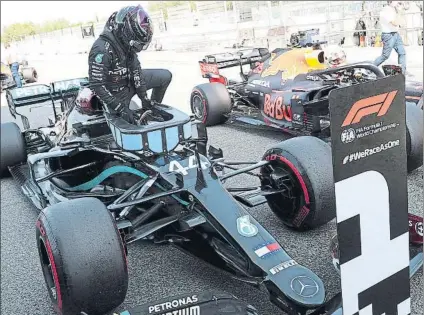 ?? FOTO: EFE ?? Hamilton, en el parque cerrado del Circuit de Barcelona-Catalunya tras lograr la pole en Barcelona