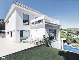  ??  ?? 04 En Nova Alella Esta casa tiene más de 550 m2 y un terreno de casi 1.500 m2. Cuenta con una piscina interior y una desbordant­e exterior. Vale 2.200.000 €.