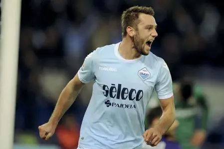  ??  ?? Difensore L’olandese Stefan De Vrij, 25 anni, indossa la maglia biancocele­ste dal 2014. È stato acquistato dal Feyenoord