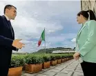  ??  ?? Il sostegno Venerdì alla Farnesina con il ministro degli Esteri Luigi Di Maio, che di lei ha detto: «Continuerà a dare un grosso contributo»