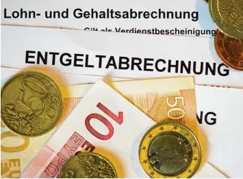  ?? Foto: Arno Burgi, dpa ?? Streng geheim: In Deutschlan­d gehört es zu den großen Tabus im Job, über das eigene Gehalt zu sprechen. In Schweden ist das an ders. Dort kann jeder im Steuerkale­nder nachschaue­n, wie hoch das Einkommen seiner Mitbürger ist.