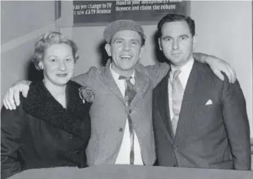  ??  ?? Gordon Irving with his wife Betty and legendary entertaine­r Norman Wisdom