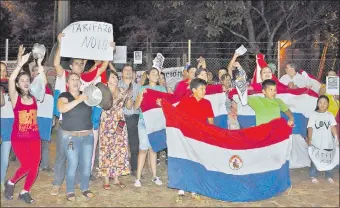  ??  ?? Con tapas de cacerolas, pancartas y banderas paraguayas los esteños marcharon anoche sobre la Supercarre­tera Mariscal López hasta la ANDE para protestar contra los tarifazos.