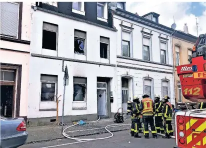  ?? FOTOS: SAMLA.DE ?? Im Erdgeschos­s dieses Hauses an der Hubertusst­raße hat es am Samstag gebrannt.