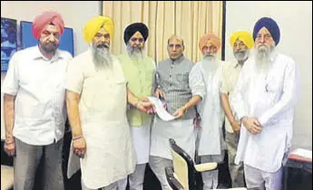  ?? HT PHOTO ?? (From left) Former MP Tarlochan Singh, MP Prem Singh Chandumajr­a, SGPC chief Gobind Singh Longowal, Union home minister Rajnath Singh, Sukhdev Singh Dhindsa, Balwinder Singh Bhunder and Ranjit Singh Brahampura in New Delhi on Wednesday.