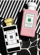  ??  ?? Jo Malone’s Pomegranat­e Noir and Green Almond & Redcurrant colognes in limited-edition bottles