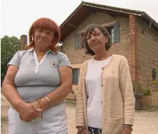  ??  ?? Michèle Delrio et son amie Nadine accueillen­t les caméras de l’émission de TF1 Bienvenue chez nous à Castanet-Tolosan.