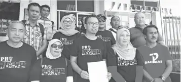  ??  ?? Iswardy (centre, front row) with Reformists 98 Sarawak members showing the police report he made against Fadillah yesterday.