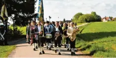  ?? Foto: Hieronymus Schneider ?? Die Musikgrupp­e „Staudenech­o“führte den Pilgerzug von Reinhartsh­ausen zur Kapelle.