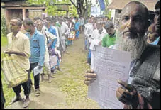  ?? AP FILE ?? People who were excluded from the final draft of the Assam NRC queue up to collect forms to file appeals.