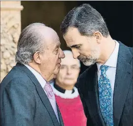  ?? JAIME REINA / AFP ?? Padre e hijo intercambi­aron confidenci­as a las puertas de la catedral