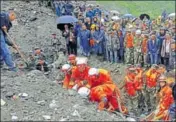  ?? REUTERS ?? People search for survivors at the site of a landslide in Xinmo village in Sichuan province.