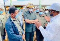  ??  ?? President Edgar Lungu (centre), Agricultur­e Minister Michael Katambo (left) and Neria’s Investment­s General Manager Martin Chaikatish­a (right) during the 2021 National Agricultur­e Field Day held in Mpika yesterday.