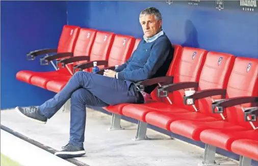  ??  ?? TRANQUILID­AD. Quique Setién ya mira a la próxima temporada a la espera de que su plantel se amplíe para jugar en Europa.