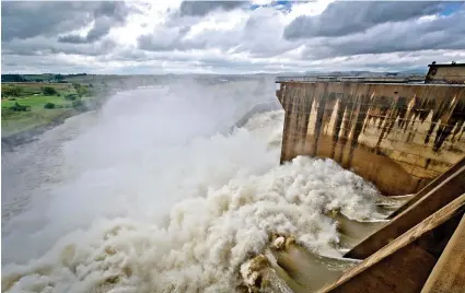  ?? / Gallo Images ?? The Vaal Dam, one of the country’s biggest dams, is not compliant with safety regulation­s. Of the 20 largest dams owned by government department­s, only 1% are compliant.