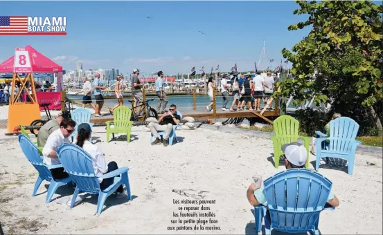  ??  ?? Les visiteurs peuvent se reposer dans les fauteuils installés sur la petite plage face aux pontons de la marina.