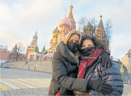  ??  ?? De Rusia con amor. Nicolini y Vizzotti, en una postal de Moscú con la Catedral de San Basilio de fondo.